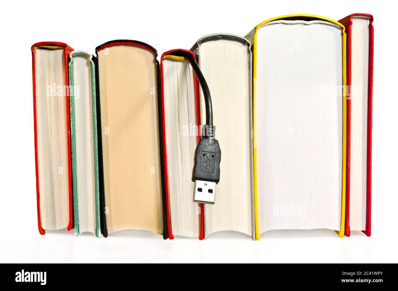 Libri con cavo USB che si stacca Foto Stock