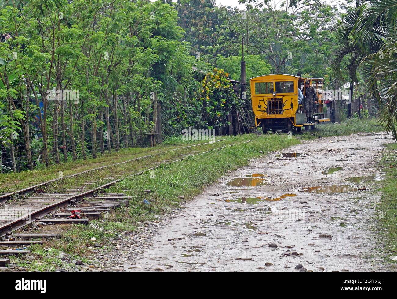 Treno ferroviario a guaggio stretto con guardia armata sulla pista per Cuero y Salado Cuero y Salado, Honduras Febbraio 2016 Foto Stock