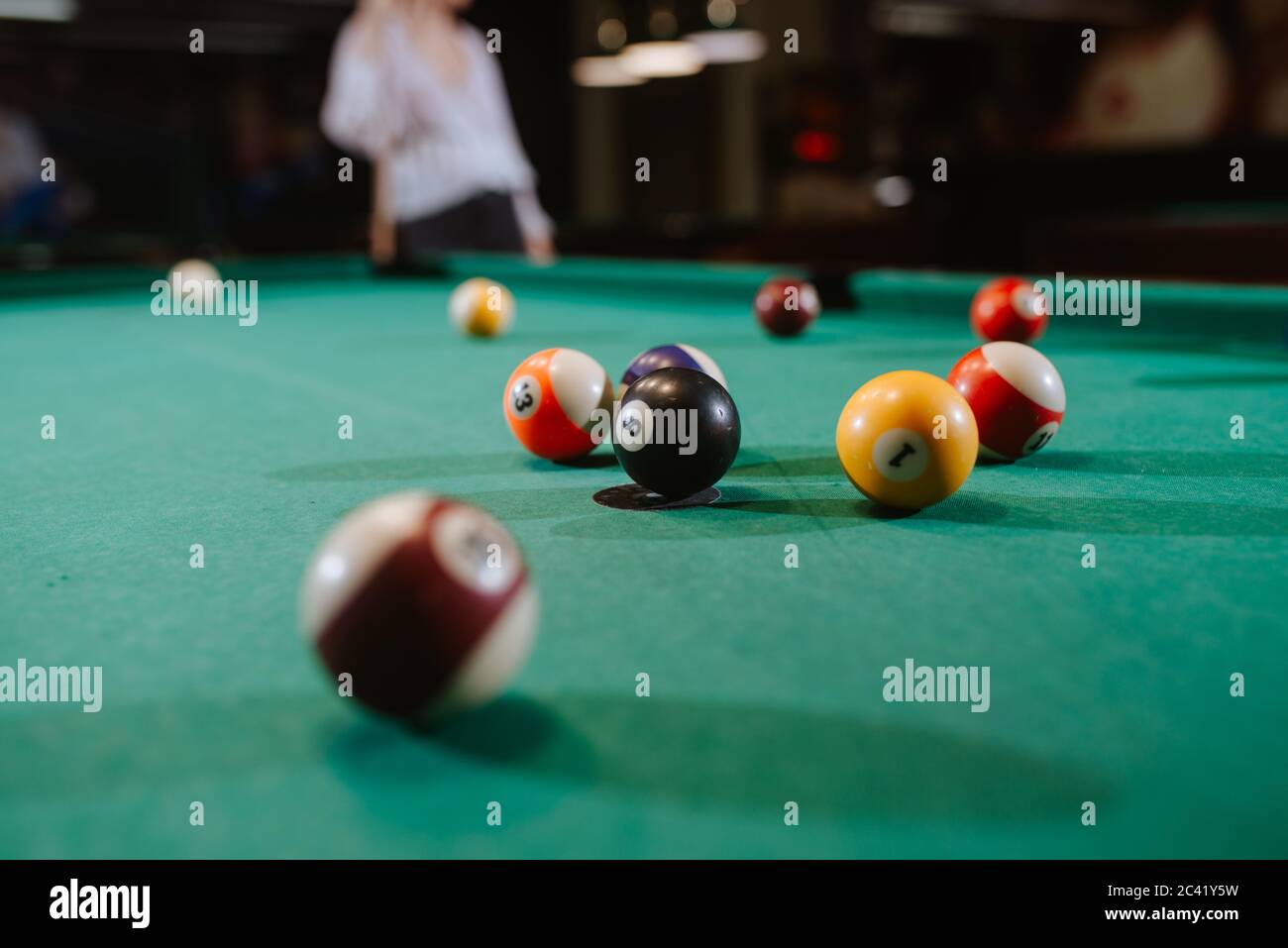 Primo piano di palline colorate su un tavolo da biliardo. Divertimento Foto Stock