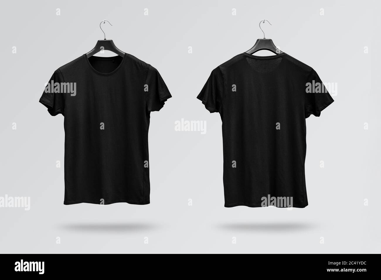 Lati anteriore e posteriore della t-shirt in cotone nero maschile su un appendiabiti isolato su sfondo bianco. T-shirt senza stampa Foto Stock