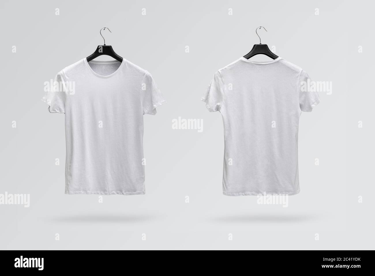 Lati anteriore e posteriore di una t-shirt in cotone bianco maschio isolata su sfondo bianco. T-shirt senza stampa Foto Stock