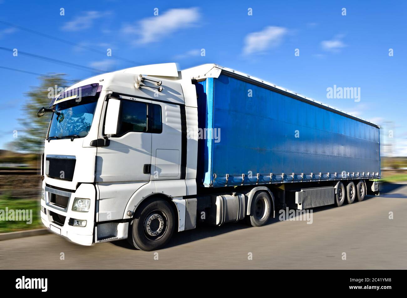 Camion su una strada con sfocatura del movimento Foto Stock
