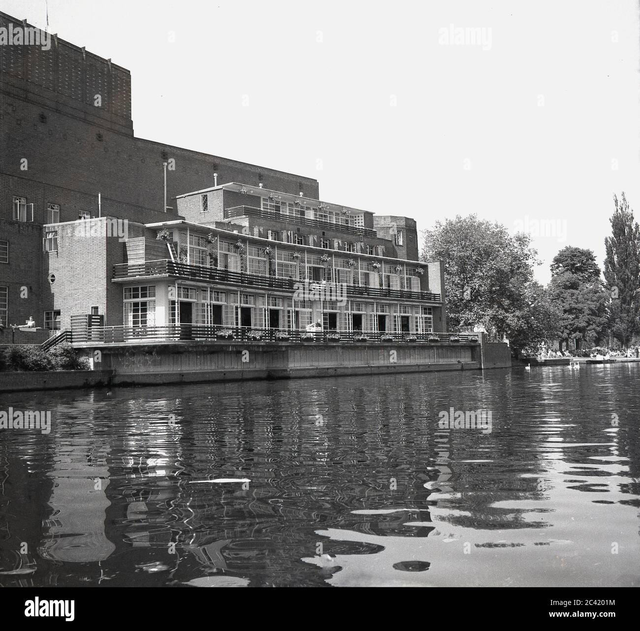 Anni '60, vista storica sul fiume Avon dall'esterno del Royal Shakespeare Theatre a Stratford Upon Avon, Inghilterra, luogo di nascita del famoso drammaturgo inglese William Shakespeare. Foto Stock