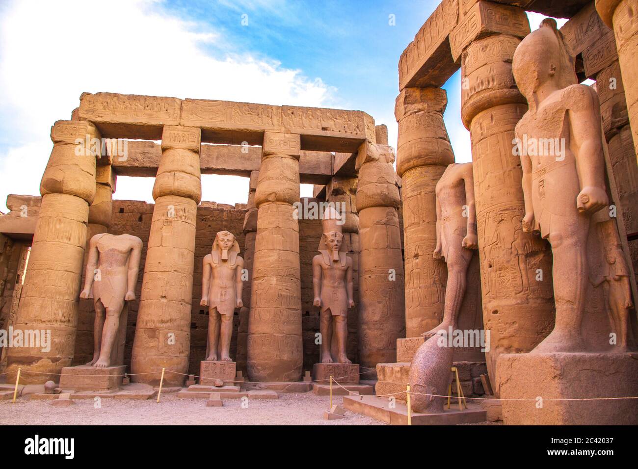 Antiche rovine del tempio di Luxor, sito patrimonio dell'umanità dell'UNESCO, Luxor, Egitto. Foto Stock