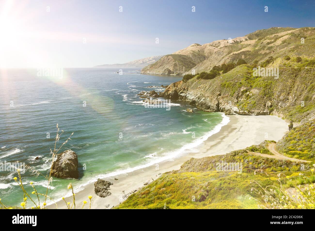 Vista mozzafiato di una splendida baia sull'Oceano Pacifico in California con un tocco di lente Foto Stock