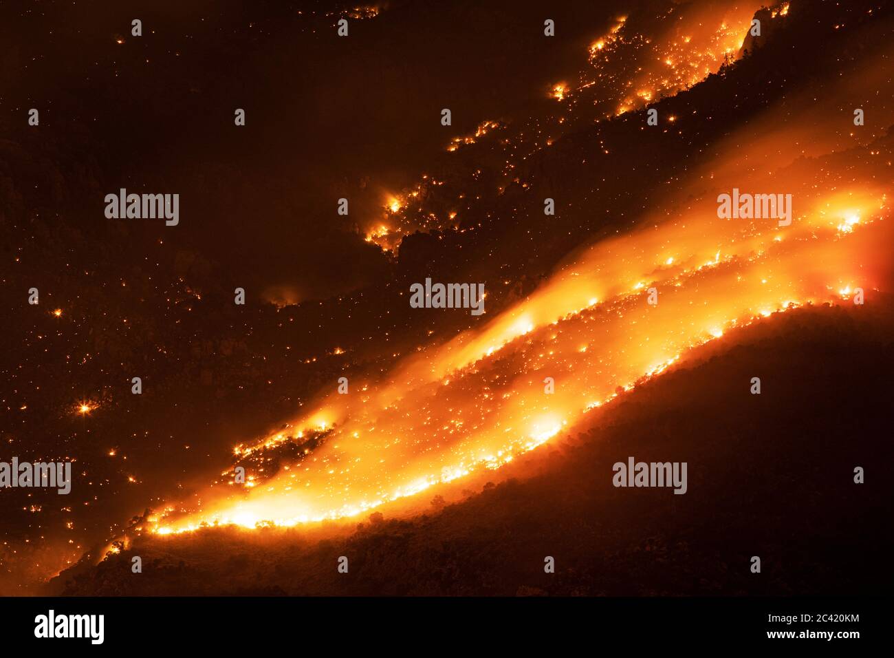 Bighorn Fire infuria nelle montagne di Santa Catalina, Tucson, Arizona, Stati Uniti Foto Stock