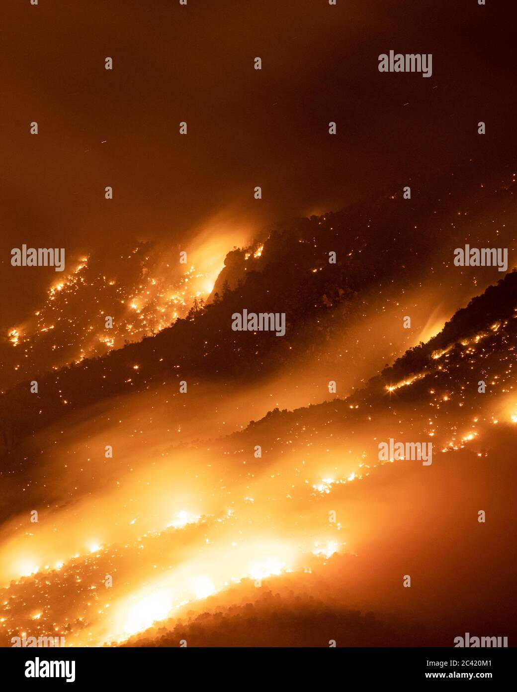 Bighorn Fire infuria nelle montagne di Santa Catalina, Tucson, Arizona, Stati Uniti Foto Stock