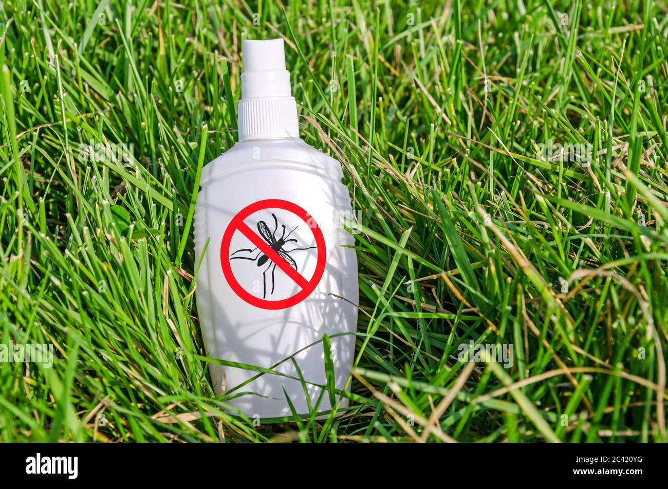 Spray repellente per insetti che giace nell'erba Foto Stock