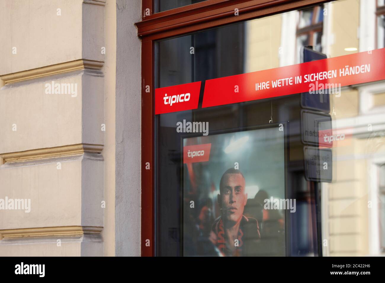 Die Hamburger Innenbehörde hat nach Informationen von NDR und „Süddeutscher Zeitung Strafanzeige gegen die Glücksspielanbieter Tipico, Bwin und Bet30 Foto Stock