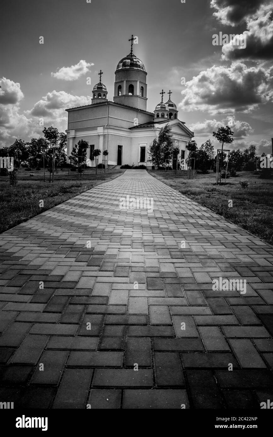Lastre per pavimentazione. Strada lastricata per la chiesa. Fotografia in bianco e nero. Foto Stock