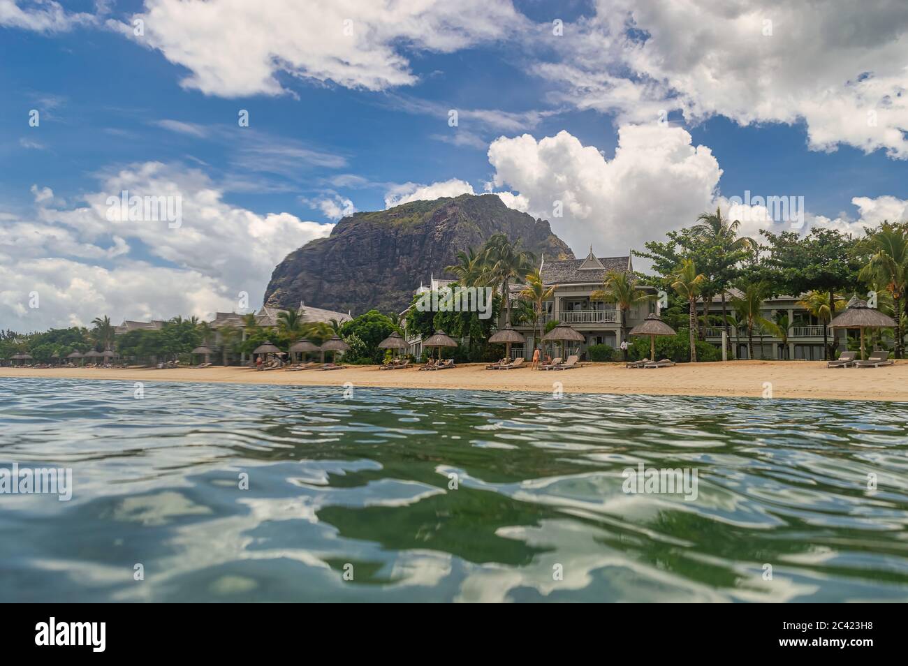 Vista sul paradiso a Mauritius. Vista dall'oceano alla famosa roccia chiamata le Morne Brabant con spiaggia sabbiosa in una calda giornata estiva Foto Stock