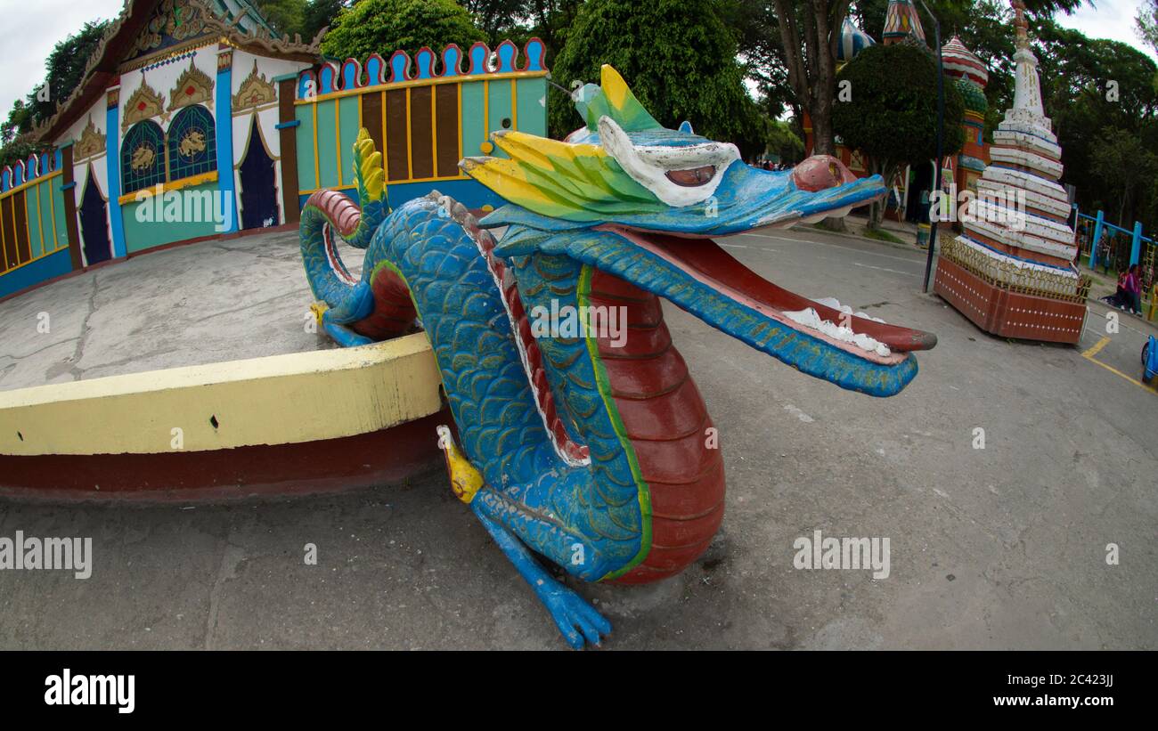 Inmaculada Concepcion de Loja, Loja / Ecuador - Marzo 31 2019: Ampia visione della riproduzione di un drago cinese nel parco ricreativo Jipiro Foto Stock