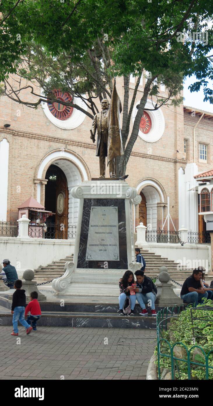 Inmaculada Concepcion de Loja, Loja / Ecuador - Marzo 30 2019: Veduta della scultura in bronzo di Manuel Carrion Pinzano nella piazza di Santo Domingo Foto Stock
