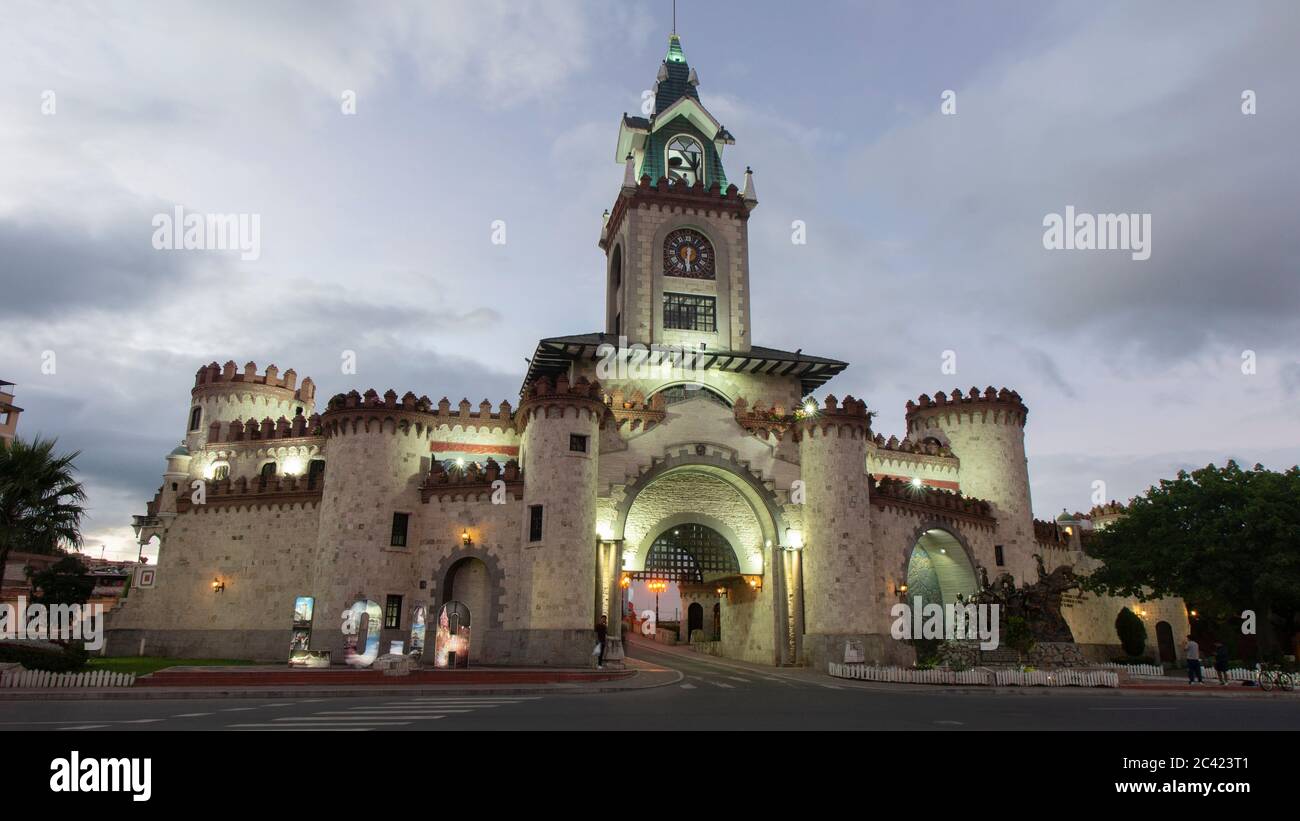 Inmaculada Concepcion de Loja, Loja / Ecuador - Marzo 31 2019: Vista frontale del monumento la porta della città al tramonto. Costruito nel 1998, all'interno del castello Foto Stock