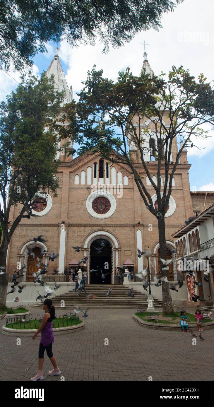 Inmaculada Concepcion de Loja, Loja / Ecuador - Marzo 30 2019: Vista frontale della chiesa di Santo Domingo nel centro storico della città Foto Stock