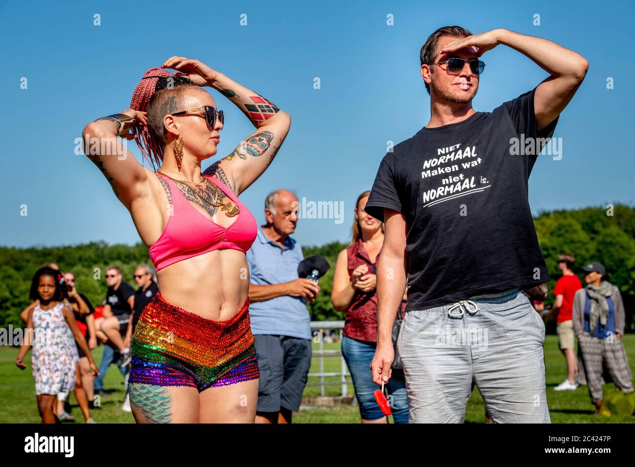 I manifestanti sono visti sul campo di Malieveld durante la protesta. I manifestanti sul campo di Malieveld nel centro della città dell'Aia si sono riuniti durante una protesta relativa al settore della ristorazione e dell'intrattenimento. Gli attivisti credono che il governo dovrebbe allentare le misure di restrizione del coronavirus e lasciarli tornare al lavoro. Foto Stock