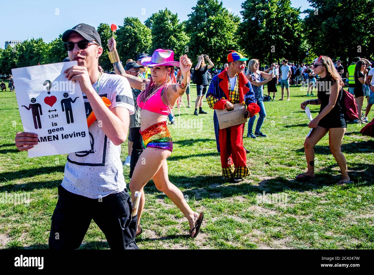 I manifestanti hanno visto marciare durante la protesta. I manifestanti sul campo di Malieveld nel centro della città dell'Aia si sono riuniti durante una protesta relativa al settore della ristorazione e dell'intrattenimento. Gli attivisti credono che il governo dovrebbe allentare le misure di restrizione del coronavirus e lasciarli tornare al lavoro. Foto Stock
