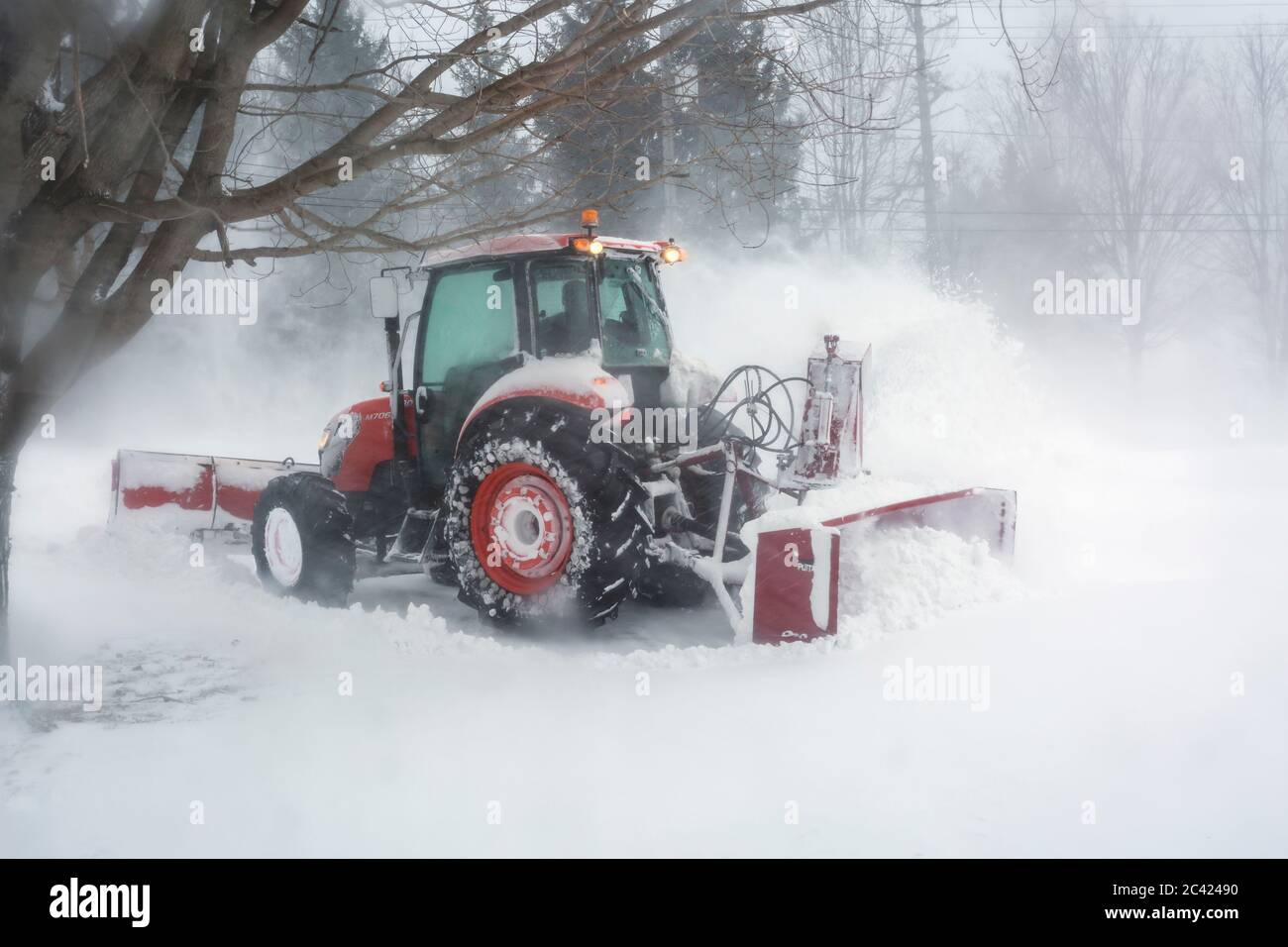 Spazzaneve che soffia neve dal vialetto durante Blizzard, Meaford, Ontario, Canada Foto Stock