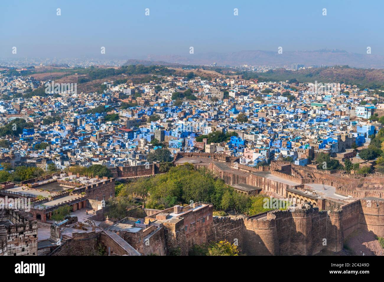 Vista dal forte di Mehrangarh sopra la 'città blu' di Jodhpur, Rajasthan, India Foto Stock