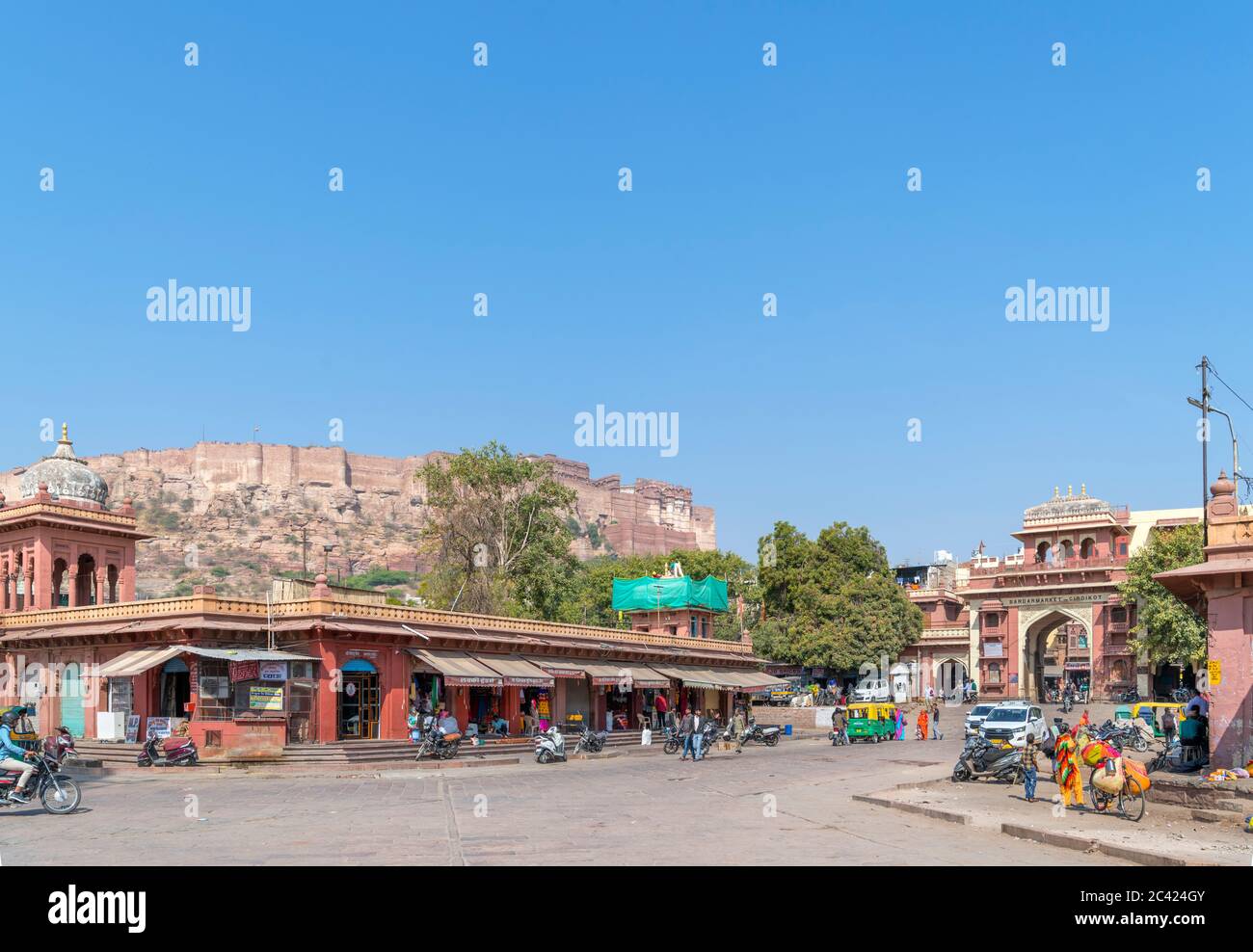 Mercato di Sardar con il forte di Mehrangarh dietro, Jodhpur, Rajasthan, India Foto Stock