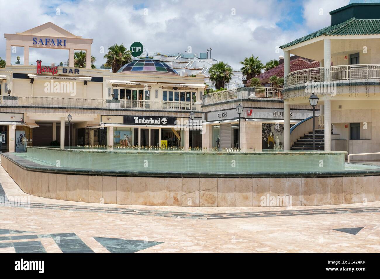 Negozi, ristoranti e locali chiusi a causa del blocco del coronavirus che ha influenzato il turismo dell'isola di Tenerife, Isole Canarie, Spagna Foto Stock