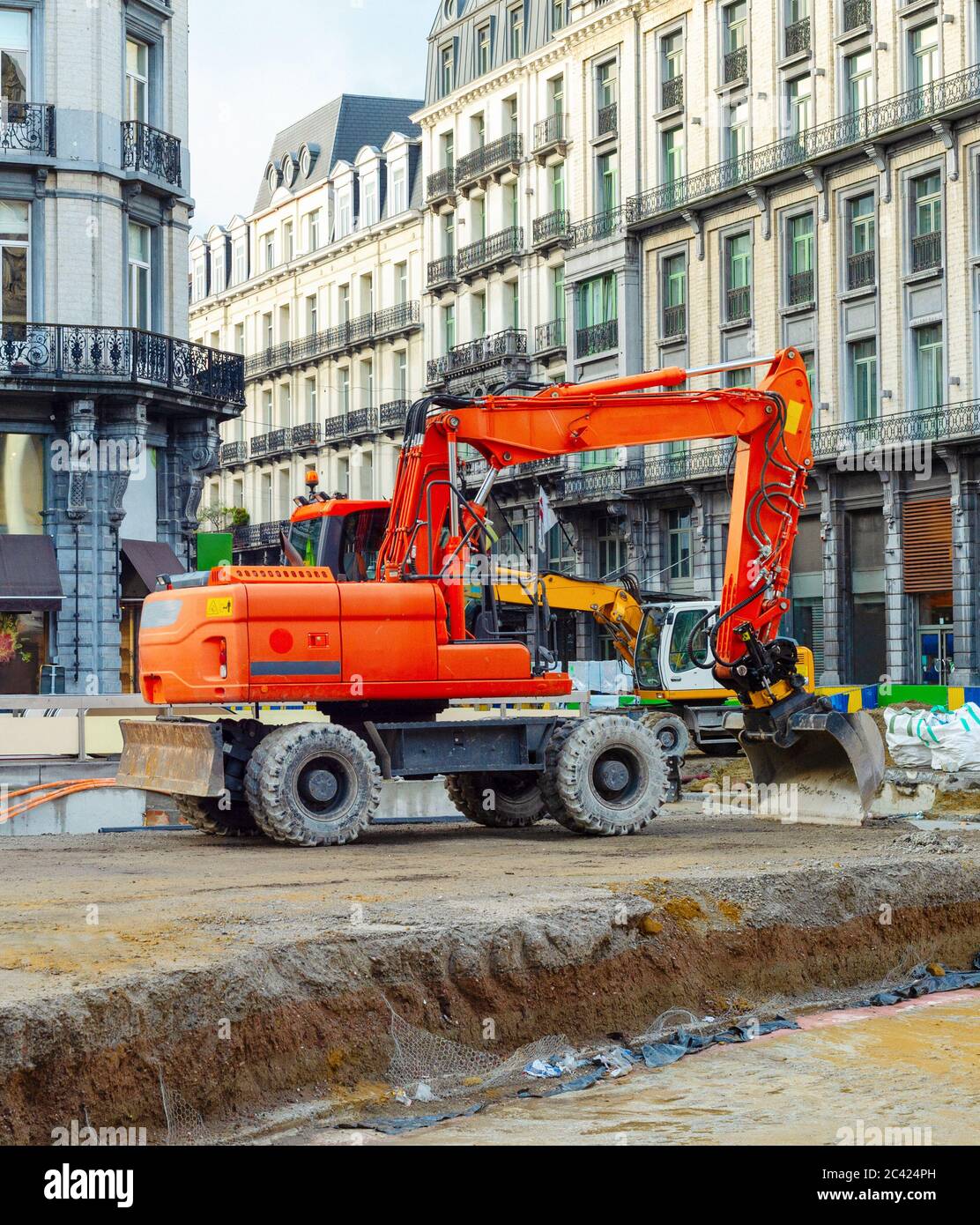 Via centrale con escavatori lavora al rinnovo di strada nel centro di Bruxelles, Belgio Foto Stock