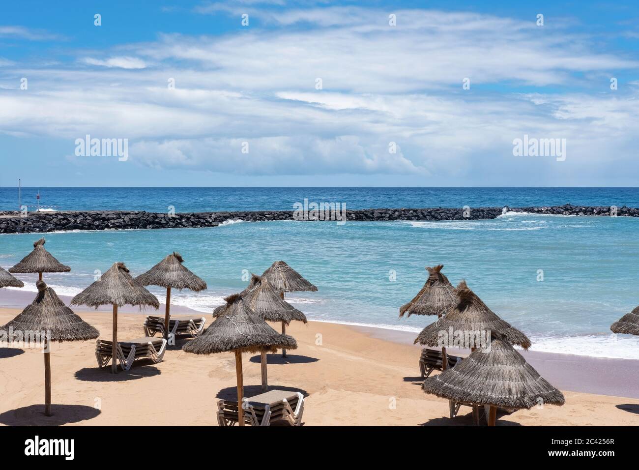 Playa del Camison, spiaggia vuota senza turisti colpiti da blocco coronavirus, di solito una spiaggia popolare per nuotare e prendere il sole, con sabbia fine Foto Stock
