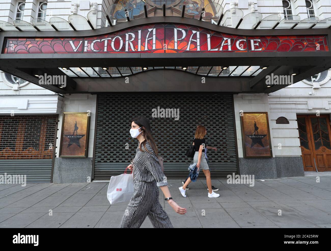 Il Victoria Palace Theatre, Londra, che in precedenza mostrava Hamilton, rimarrà vuoto, dopo l'annuncio del produttore Cameron Mackintosh, che la produzione non riaprirà fino al 2021 a causa dell'incertezza in corso di blocco e coronavirus. Foto Stock