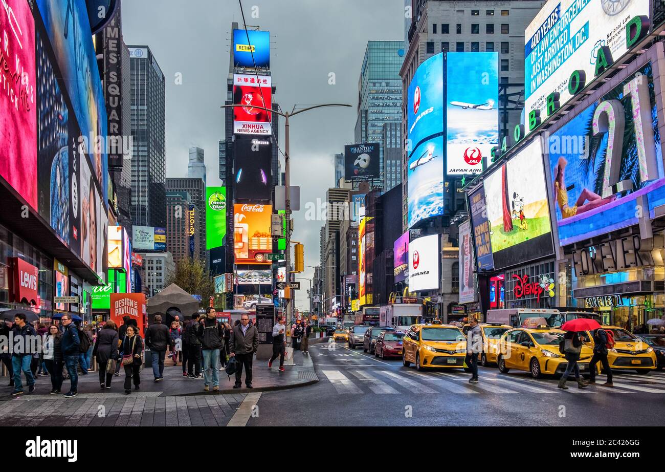 New York City, USA, maggio 2019, scena urbana sulla 45esima strada e Broadway, Manhattan Foto Stock