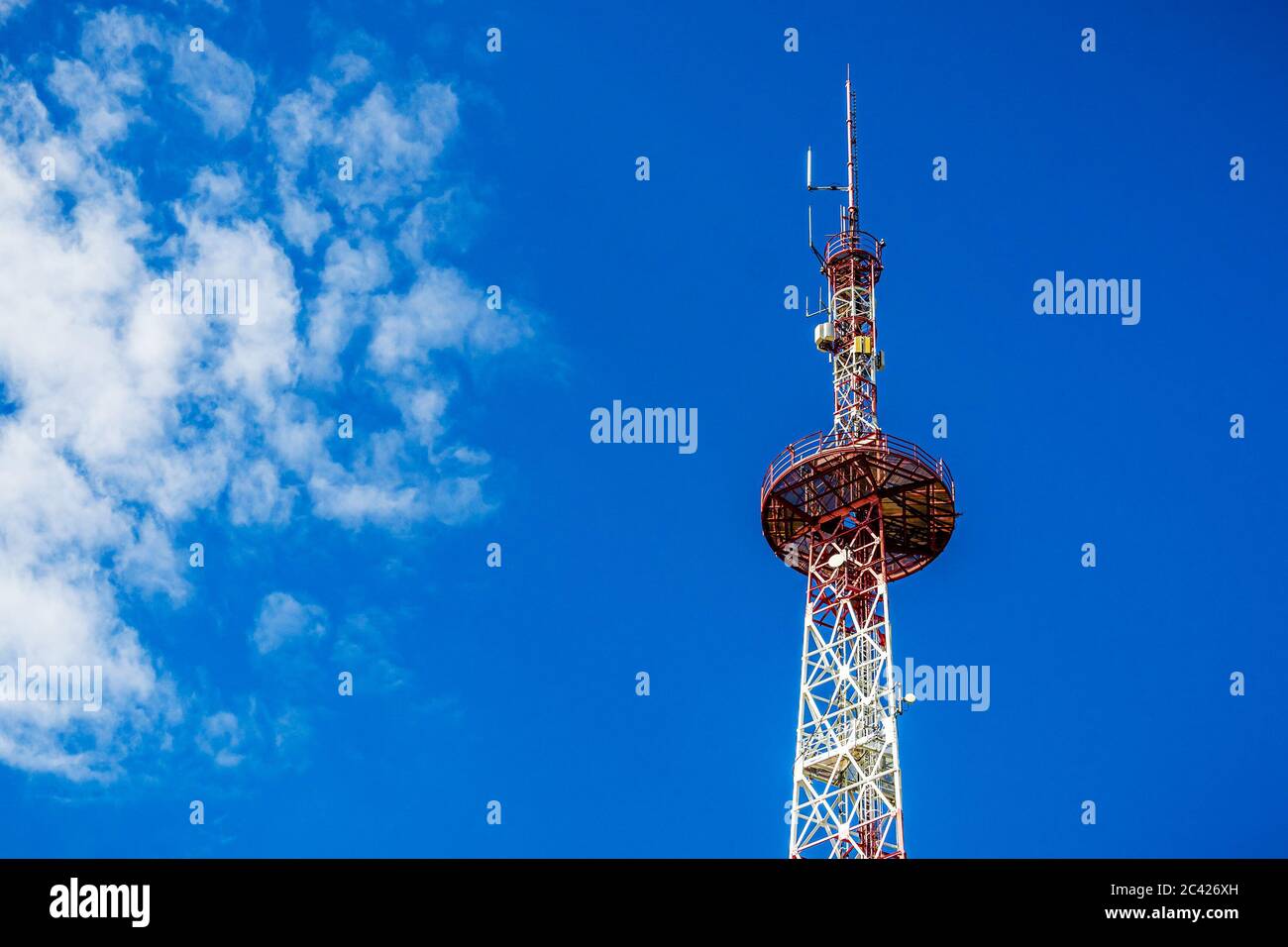 Antenna TV contro un cielo blu con spazio di copia. Concetto di industria radiotelevisiva e delle telecomunicazioni. Foto Stock