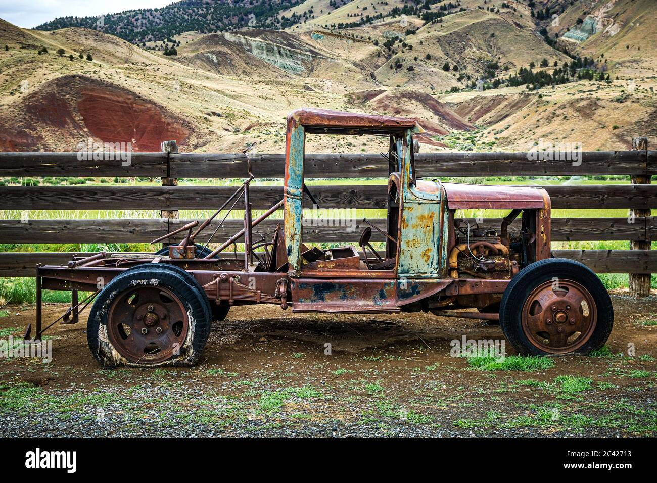 Vecchio e rovinoso relitto di un camion della fattoria, Cant Ranch, Oregon, Stati Uniti. Foto Stock