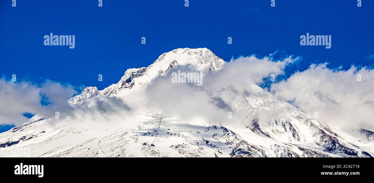 Monte Hood picco coperto di neve su cielo blu con nuvole paesaggio o paesaggio, monumento naturale di Oregon, Stati Uniti. Foto Stock