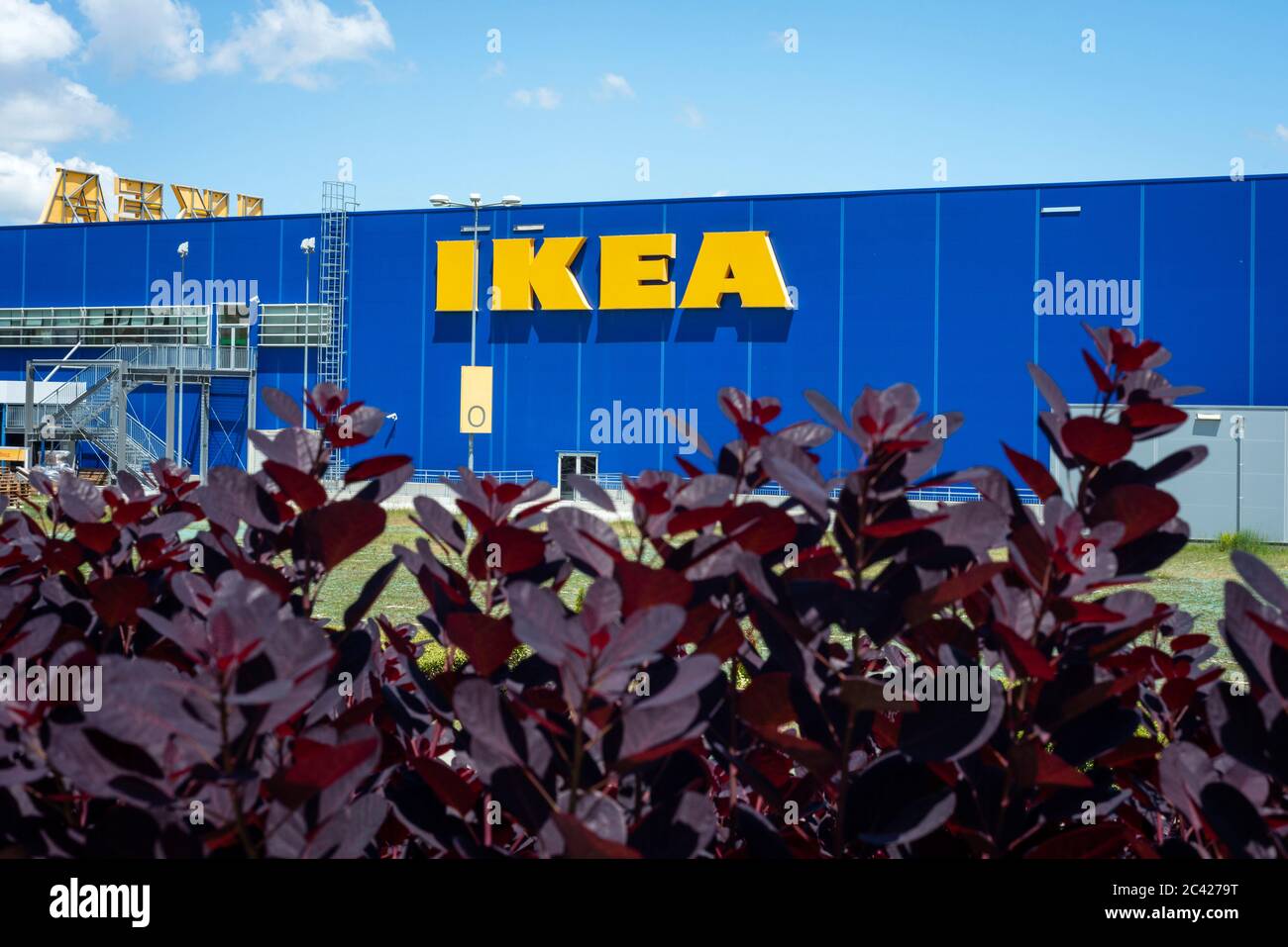 Logo IKEA e cartello sul retro dell'edificio del negozio commerciale a Sofia, Bulgaria, Europa orientale, Balcani, UE Foto Stock