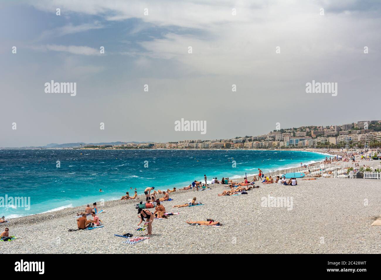 Nizza, Francia - 14 giugno 2019 : i turisti che si godono la loro giornata sulla spiaggia di Nizza, sulla costa azzurra. Foto Stock