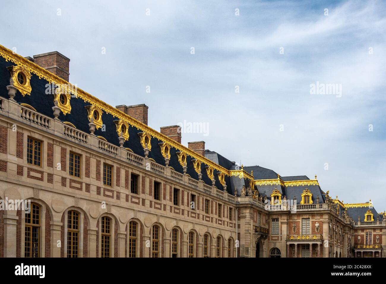 La Reggia di Versailles è un castello reale a Versailles, in Francia. Marble Court. È stato aggiunto alla lista del Patrimonio Mondiale dell'UNESCO. Foto Stock