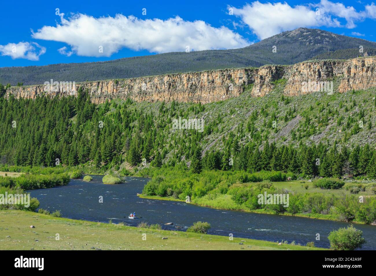 pesca da una barca di deriva sul fiume madison alle palisades vicino cameron, montana Foto Stock