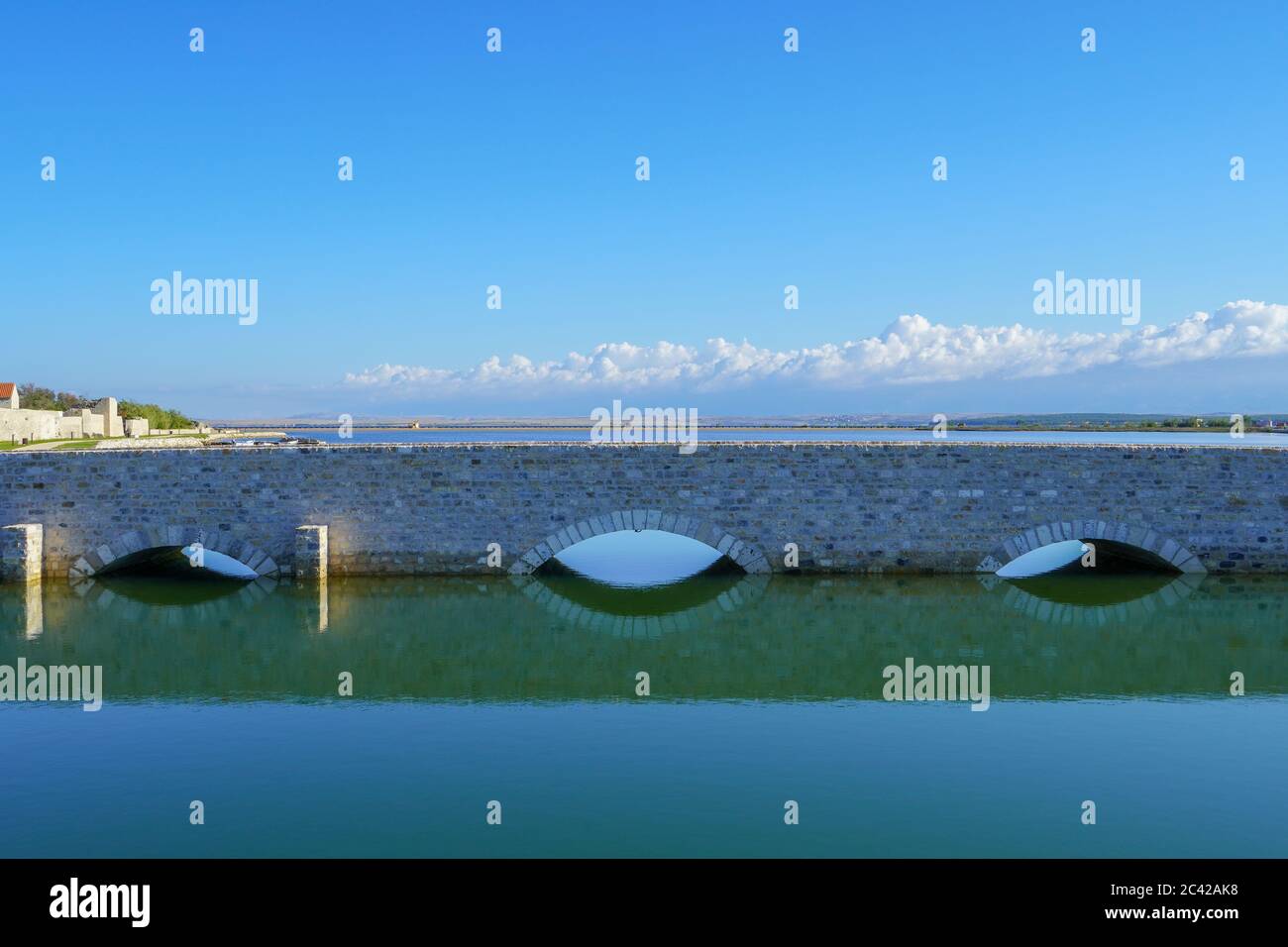 Vecchio ponte superiore costruito nel 16 ° secolo, la città di Nin. Foto Stock