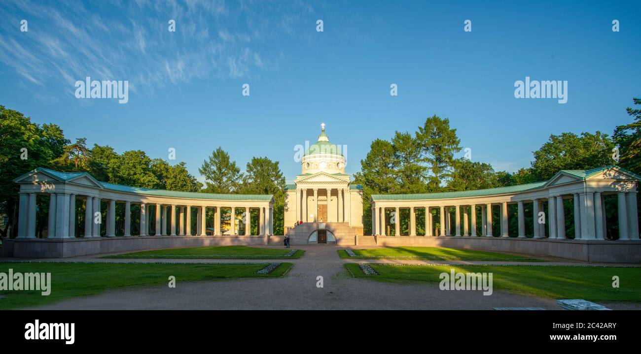 Colonnato nel parco-tenuta di Arkhangelsk Principe Yusupova Mosca. Una meravigliosa giornata estiva in Russia. Tramonto . Architettura del 19 secolo Foto Stock