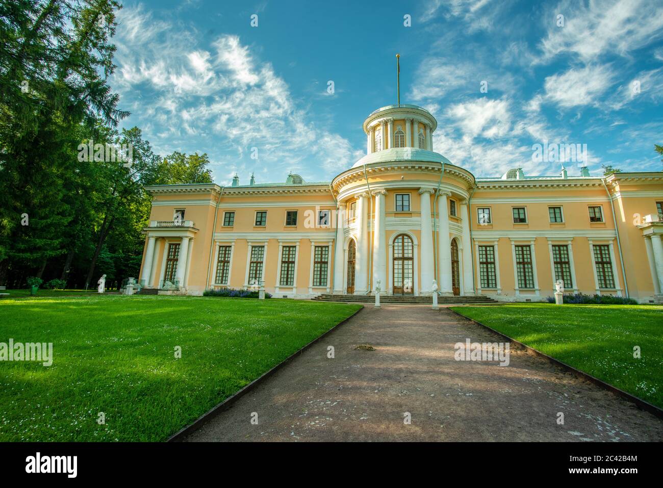 Edificio principale del parco-proprietà Arkhangelskoe del principe Usupof 19 secolo. Mosca sobborgo e tramonto awe st estate. Foto Stock