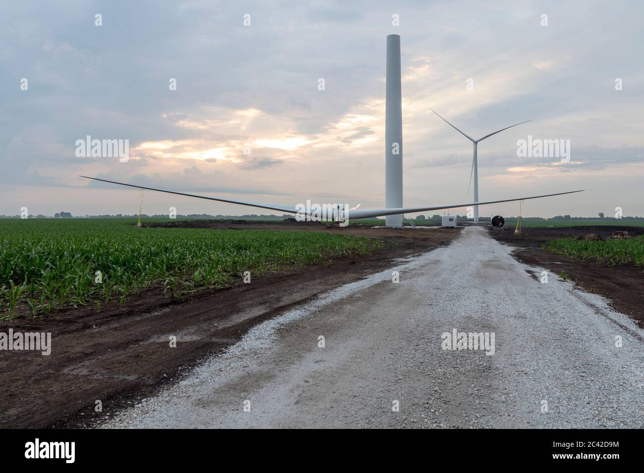 Costruzione di turbine eoliche, pale giacenti a terra, Indiana, USA, di James D Coppinger/Dembinsky Photo Assoc Foto Stock