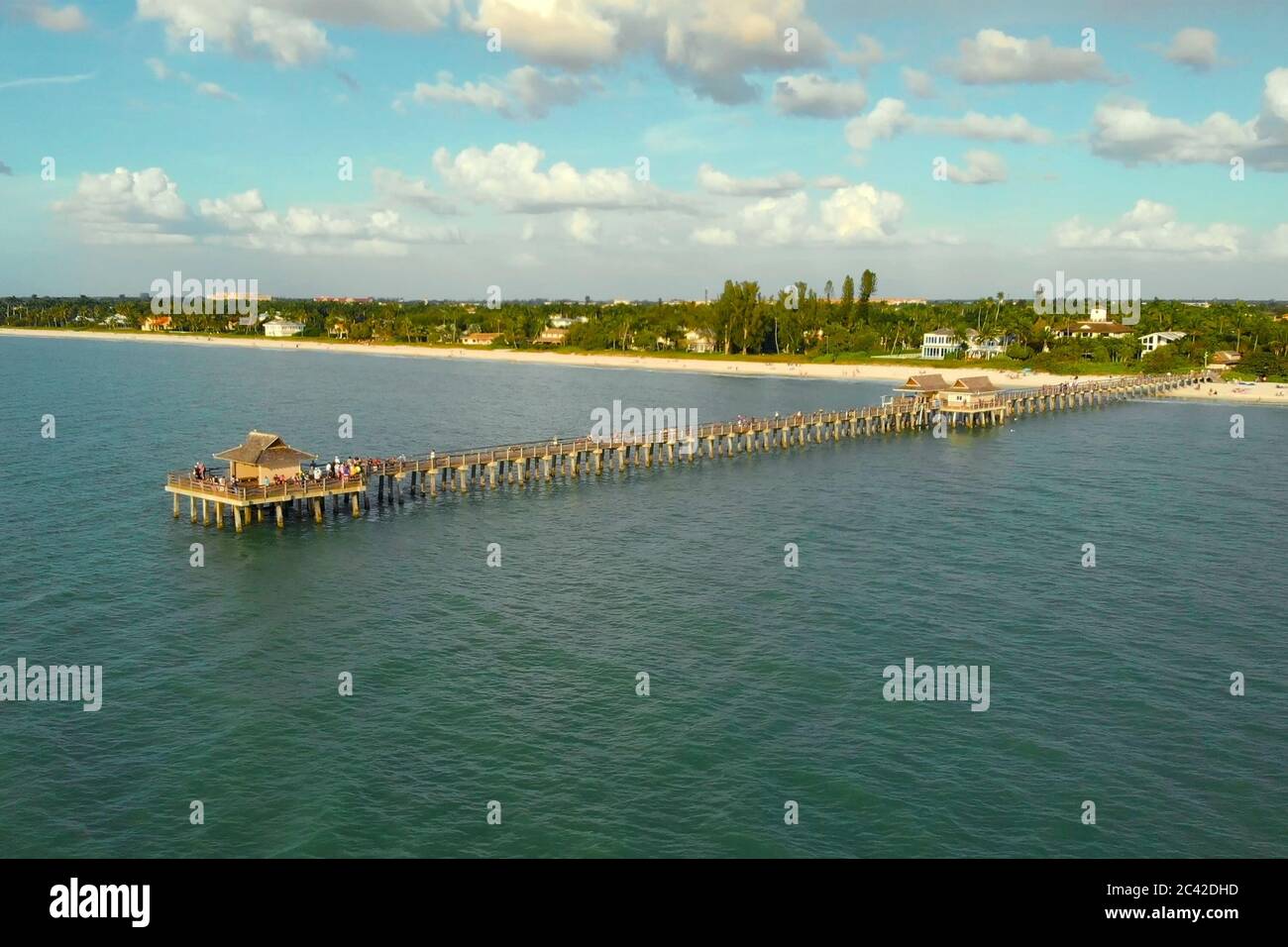 Spiaggia di Napoli e molo per la pesca al tramonto, Florida. Foto Stock