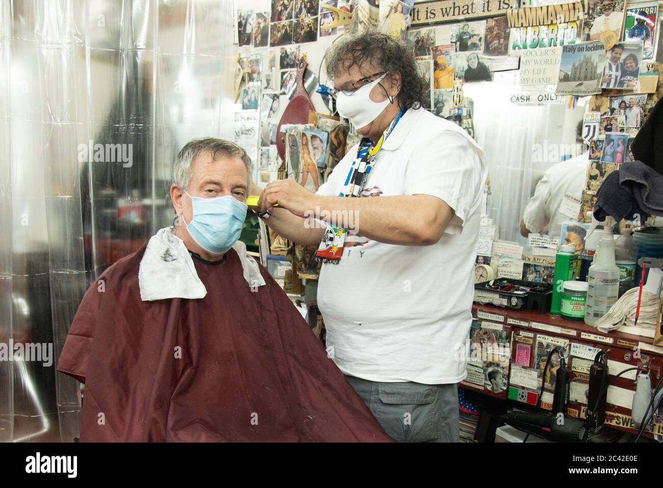 New York City, NY, Stati Uniti. 23 Giugno 2020. Il sindaco Bill de Blasio fuori e circa per il sindaco Bill de Blasio ottiene haircut nella fase 2 riapertura di NYC, Astor Place Hairstylists, New York City, NY 23 giugno 2020. Credit: RCF/Everett Collection/Alamy Live News Foto Stock