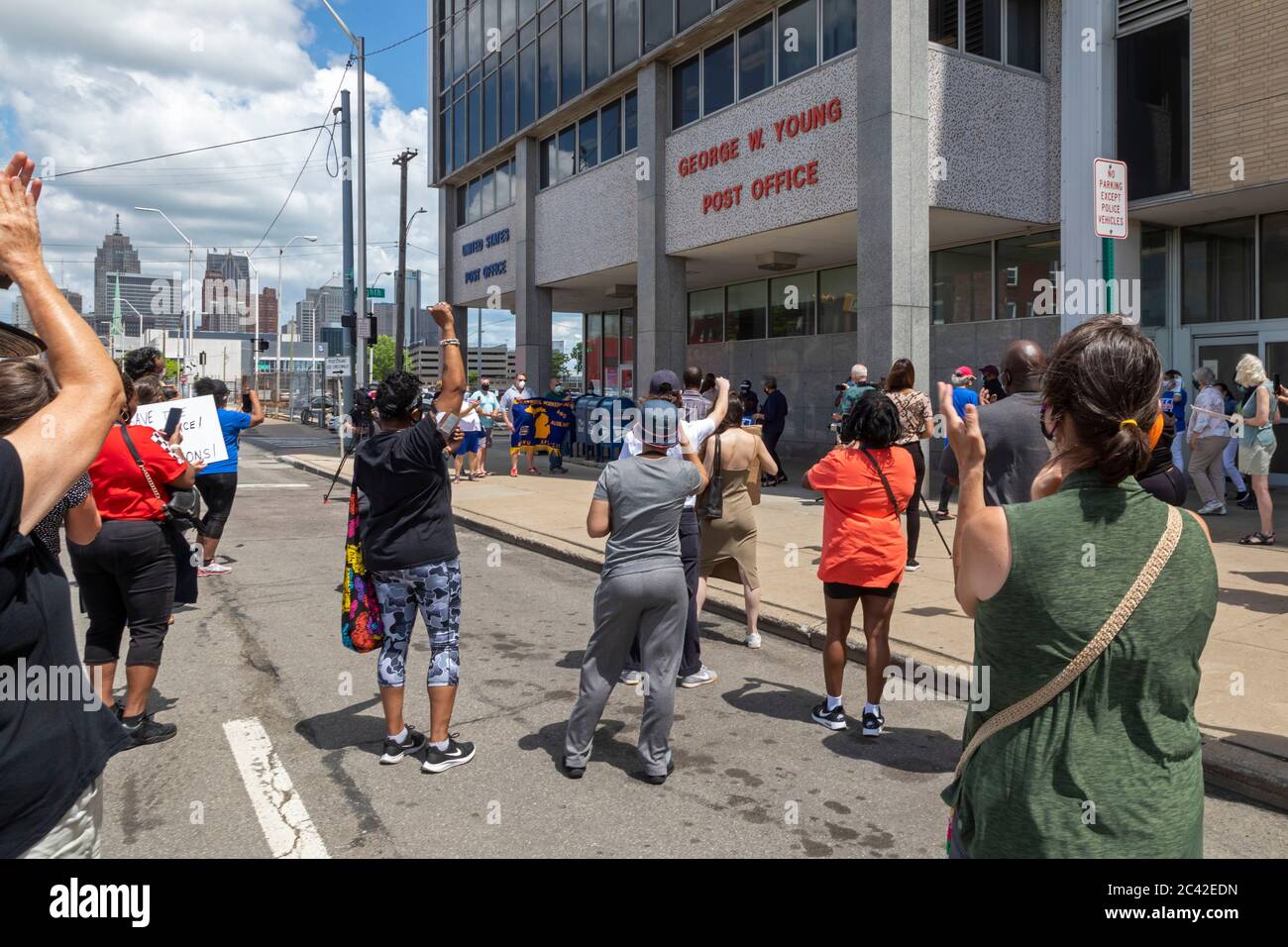 Detroit, Michigan, Stati Uniti. 23 Giugno 2020. Un raduno presso l'ufficio postale principale di Detroit per il "servizio postale di Save America". L'evento è stato parte di una campagna a livello nazionale dell'American Postal Workers Union. Il Servizio postale degli Stati Uniti sta affrontando una crisi finanziaria a causa della pandemia del coronavirus. Le congresswomen Rashida Tlaib e Brenda Lawrence hanno parlato durante la carovana. Credit: Jim West/Alamy Live News Foto Stock