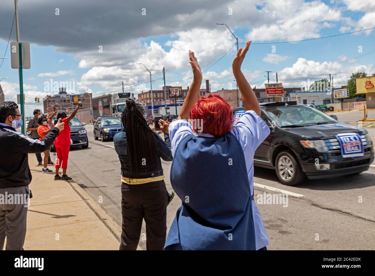 Detroit, Michigan, Stati Uniti. 23 Giugno 2020. I lavoratori postali incoraggiano una roulotte presso l'ufficio postale principale di Detroit a "Save America's Postal Service". L'evento è stato parte di una campagna a livello nazionale dell'American Postal Workers Union. Il Servizio postale degli Stati Uniti sta affrontando una crisi finanziaria a causa della pandemia del coronavirus. Le congresswomen Rashida Tlaib e Brenda Lawrence hanno parlato durante la carovana. Credit: Jim West/Alamy Live News Foto Stock