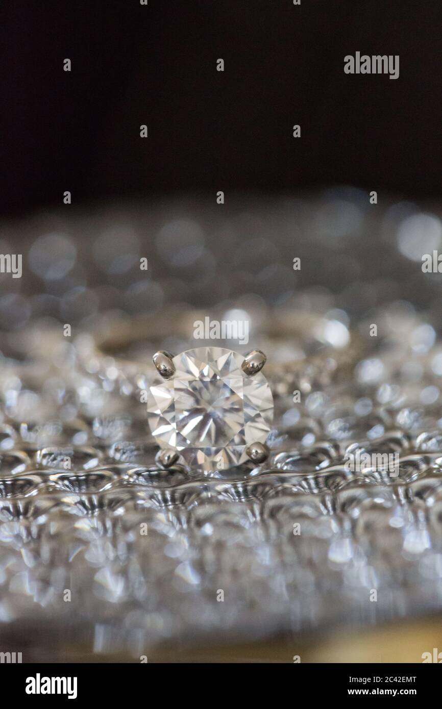 Anello diamantato su superficie lucida Foto Stock