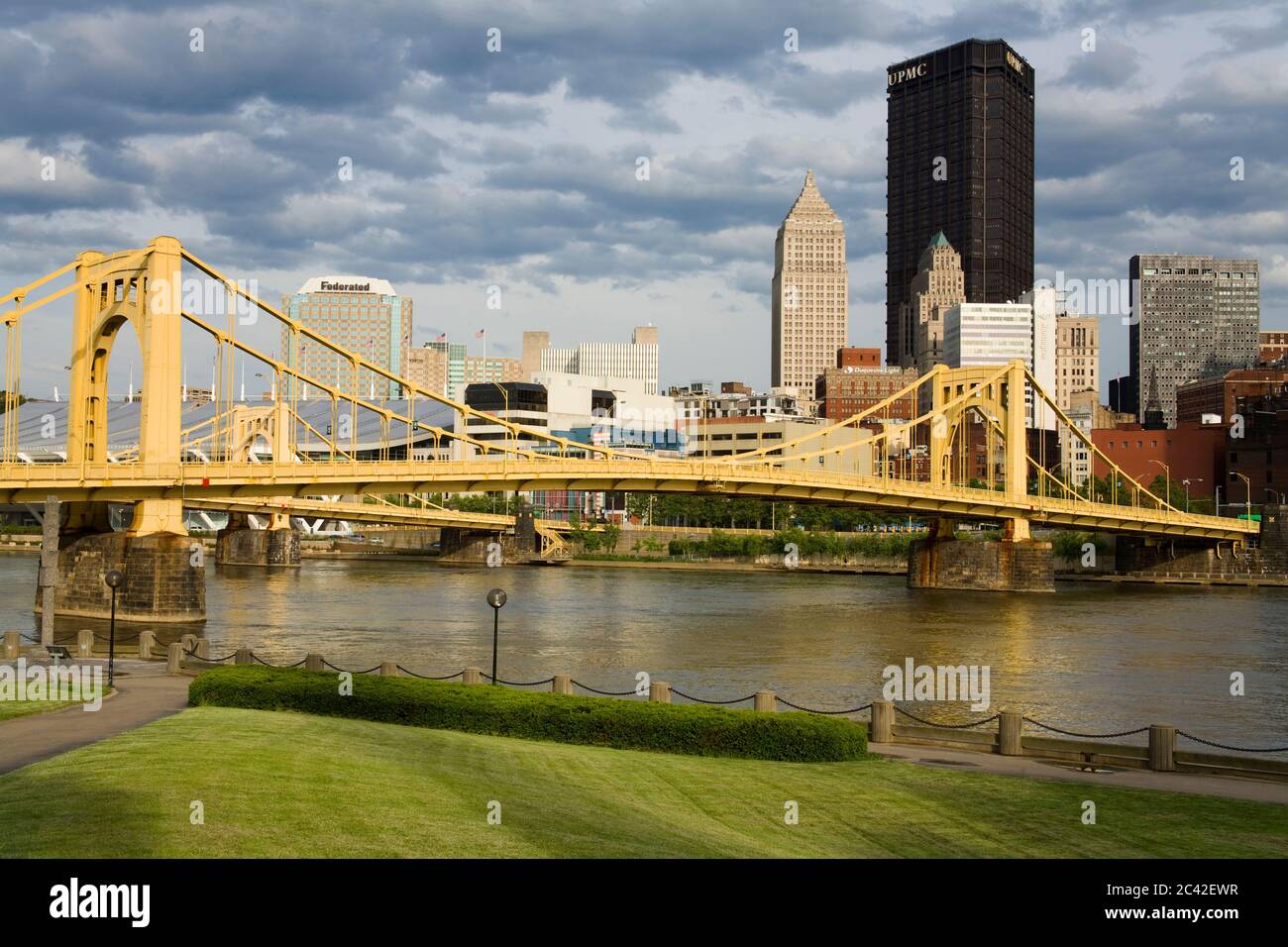 Andy Warhol Bridge (7th Street Bridge) e Allegheny River, Pittsburgh, Pennsylvania, Stati Uniti Foto Stock