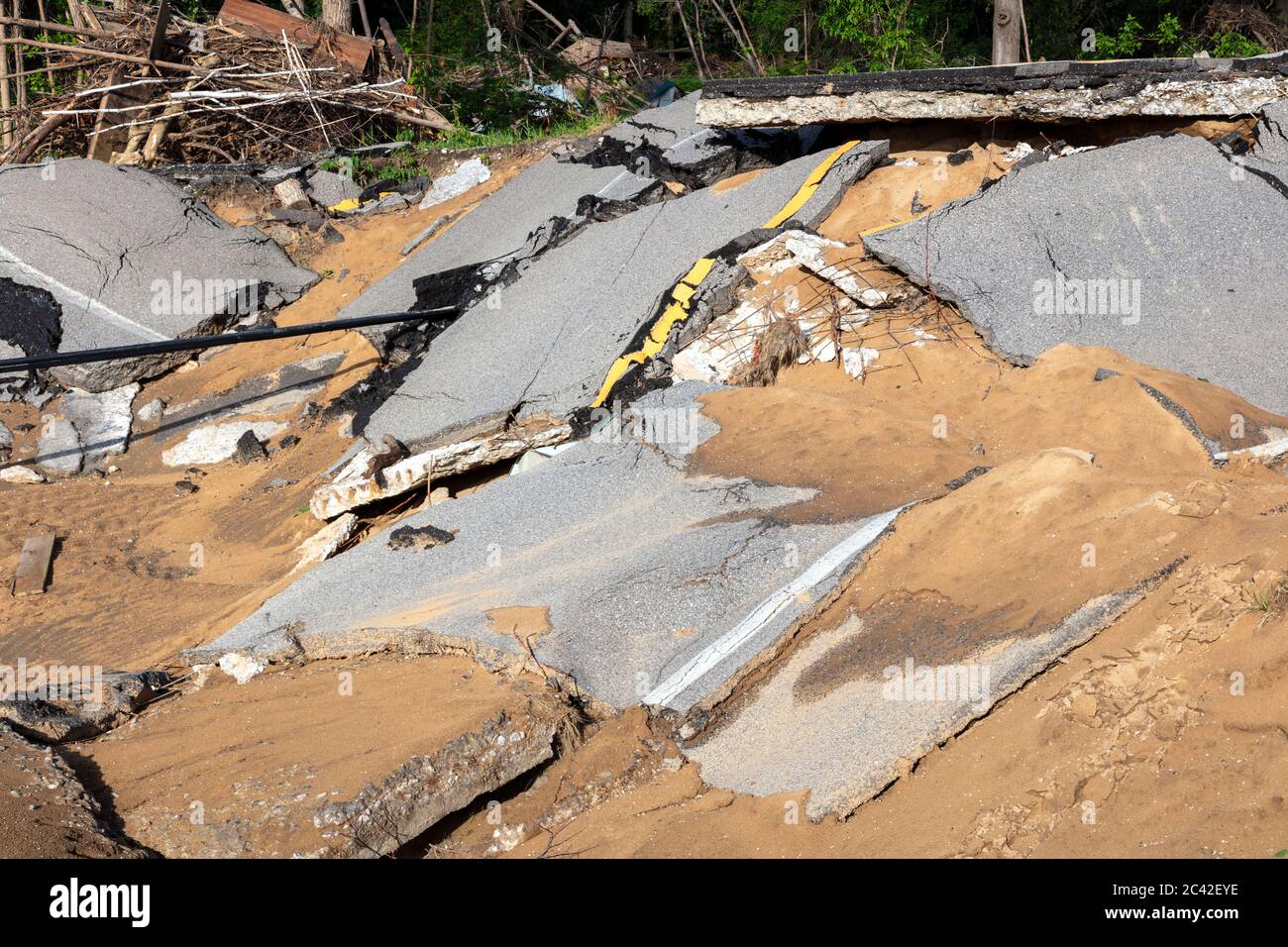 Alluvione danneggiato strada vicino Sanford, MI, USA, 11 giugno 2020, originale diga Breech e inondazioni avvenuto 20 maggio 2020, da James D Coppinger / Dembinsky Photo Foto Stock