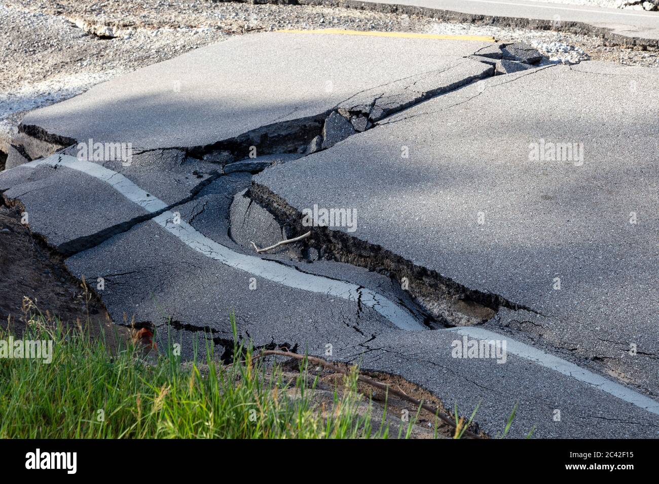 Alluvione danneggiato strada vicino Sanford, MI, USA, 11 giugno 2020, originale diga Breech e inondazioni avvenuto 20 maggio 2020, da James D Coppinger / Dembinsky Photo Foto Stock