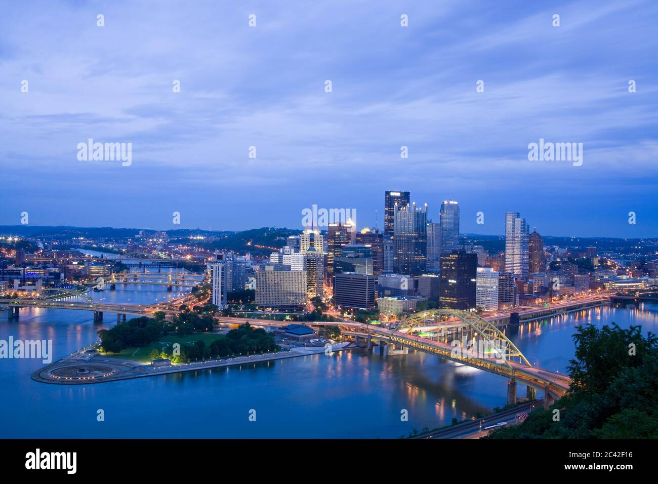 Pittsburgh skyline & Fort Pitt Bridge sul fiume Monongahela, Pennsylvania, Stati Uniti Foto Stock