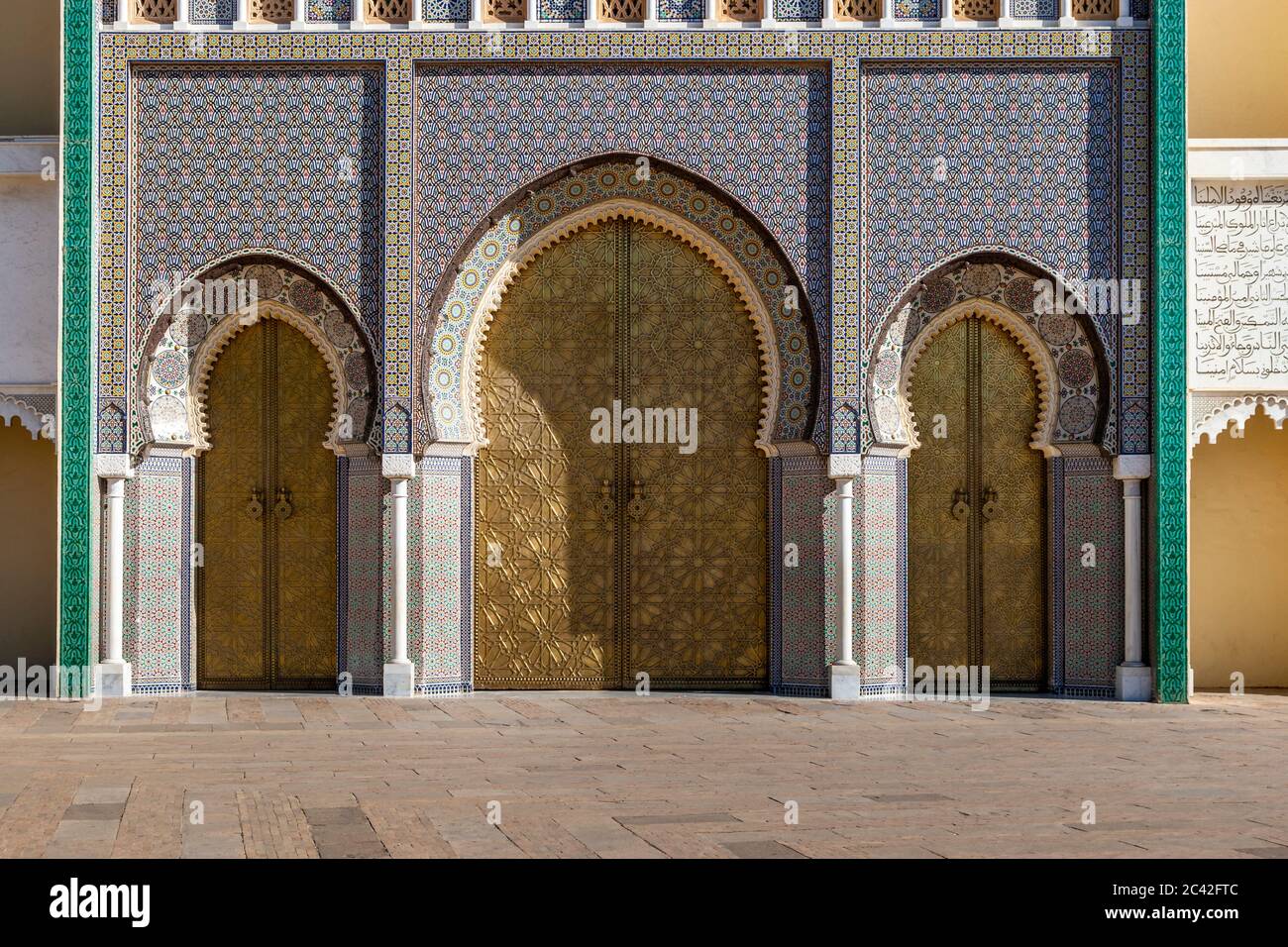 Batticalcagno in ottone e mosaici del palazzo reale di Fès. Le porte in legno delle mura intorno al palazzo reale tra il 1961 e il 1968 sono decorate con lavori di ottone Foto Stock